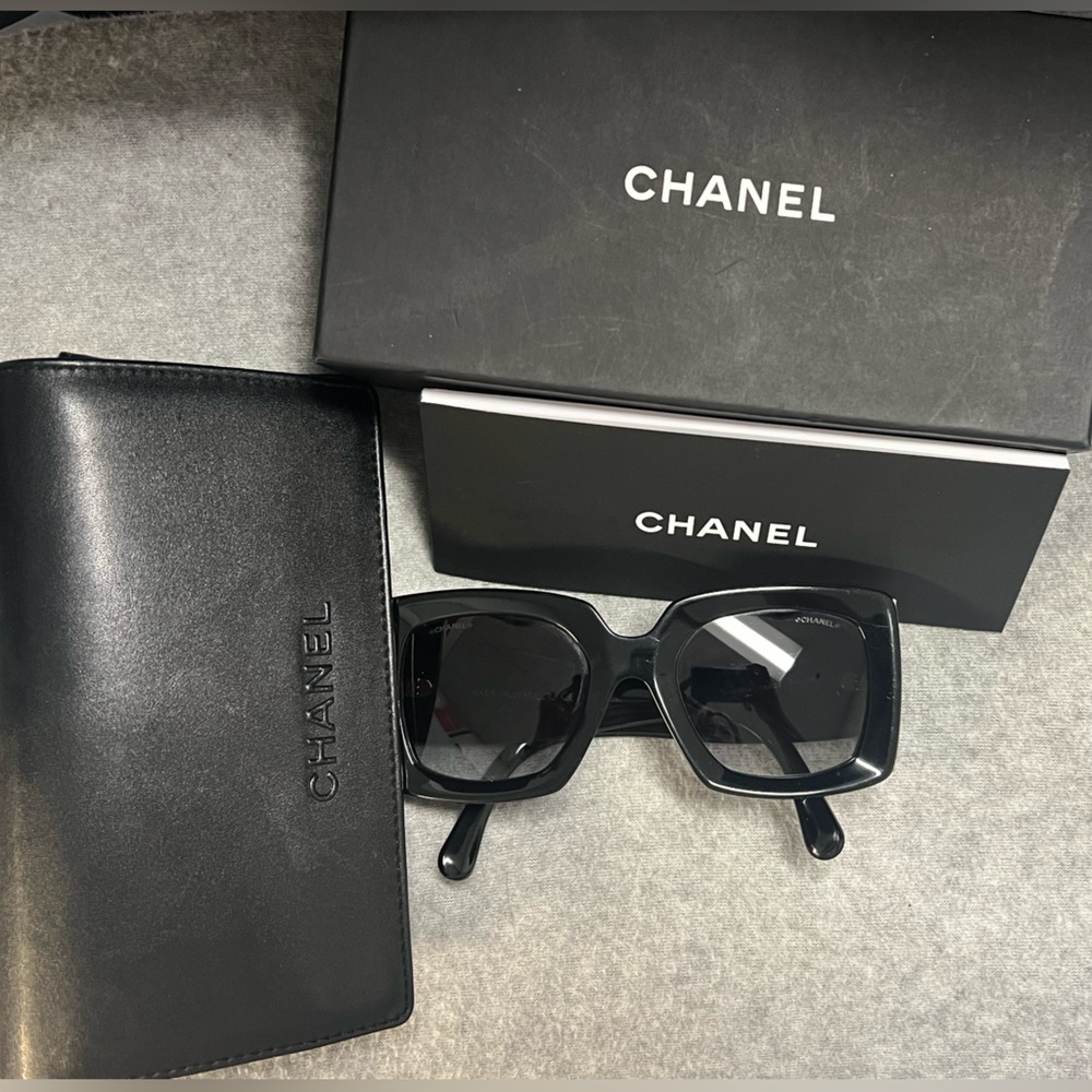 Preowned CHANEL Rectangular Sunglasses. Ref . 5435 C622/S6. Black & Gold.